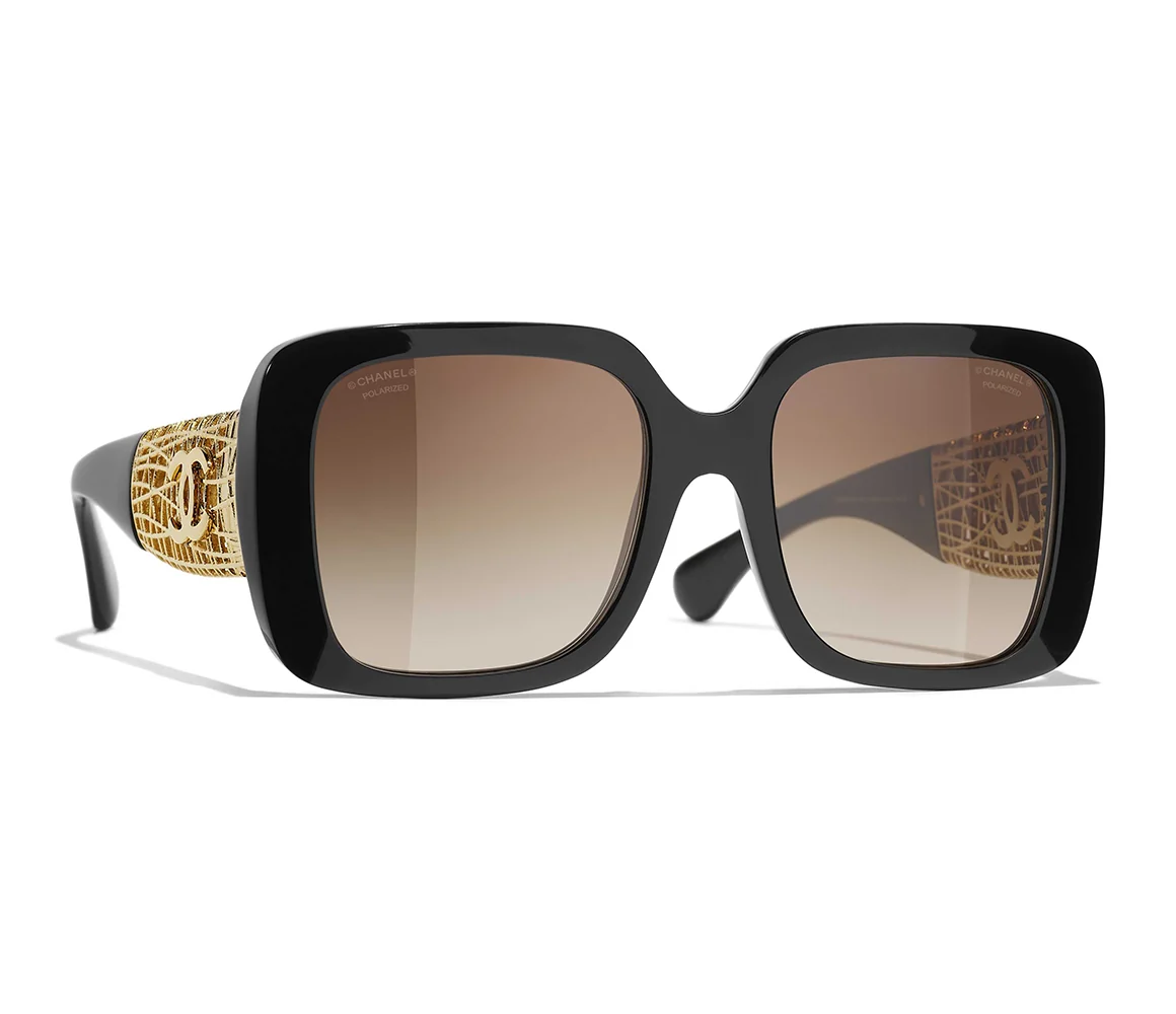 Lunettes de soleil aux détails dorés sur fond clair